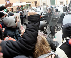 Le proteste in tutta Italia si stanno inasprendo pericolosamente
